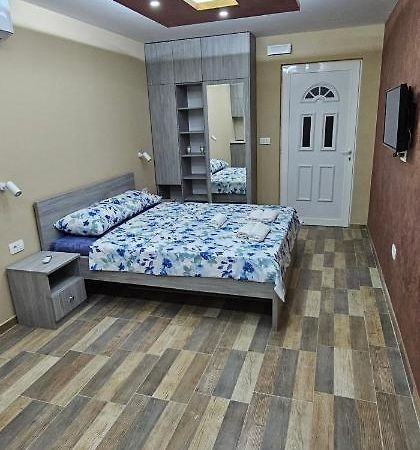 Ekonomic Apartmani Golubovci Exteriör bild