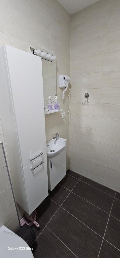 Ekonomic Apartmani Golubovci Exteriör bild