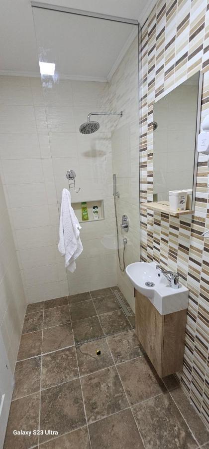 Ekonomic Apartmani Golubovci Exteriör bild