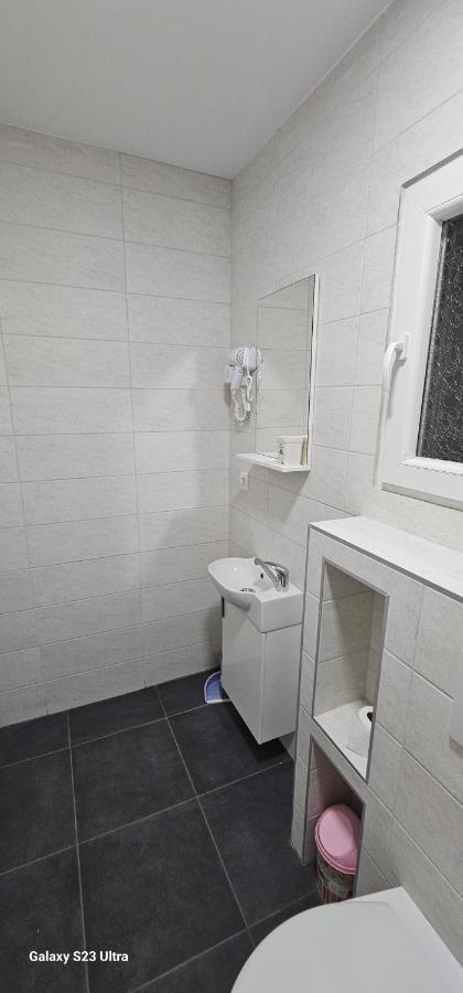 Ekonomic Apartmani Golubovci Exteriör bild