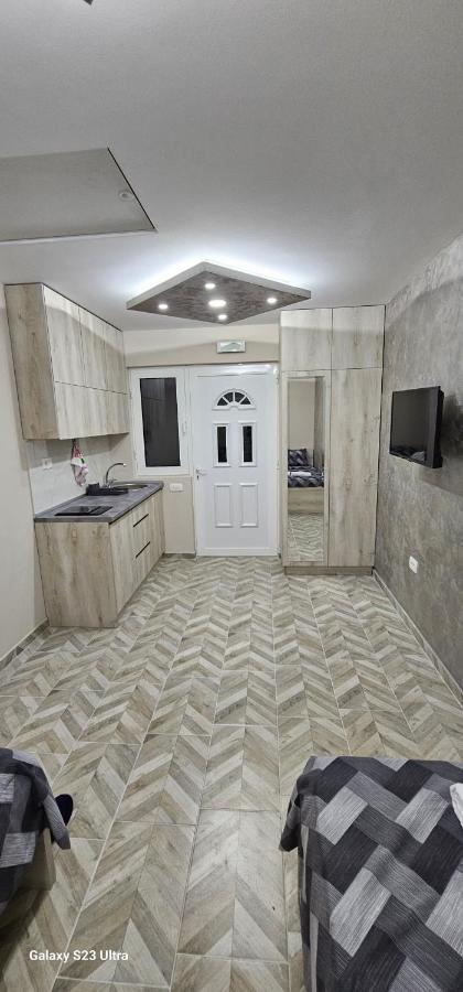 Ekonomic Apartmani Golubovci Exteriör bild